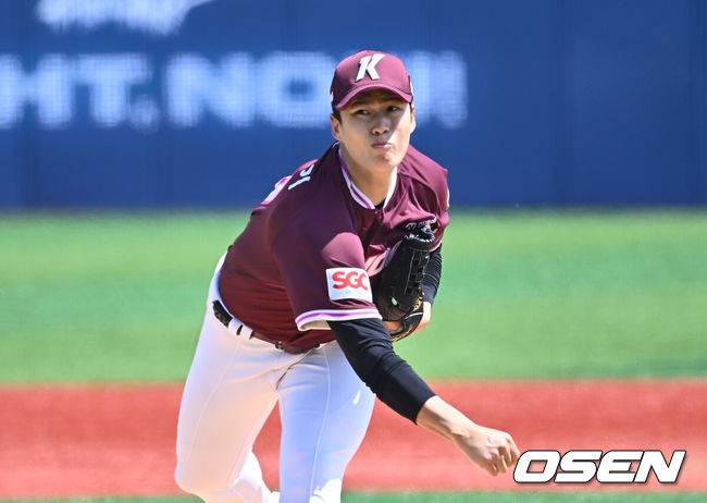 [OSEN=울산, 이석우 기자] 17일 울산 문수야구장에서 2025 신한 SOL 뱅크 KBO 리그 NC 다이노스와 키움 히어로즈의 더블헤더 1차전 경기가 열렸다. 홈팀 NC는 로건이, 방문팀 키움은 김선기가 선발로 나섰다.키움 히어로즈 선발 투수 김선기가 역투하고 있다. 2025.05.17 / foto0307@osen.co.kr