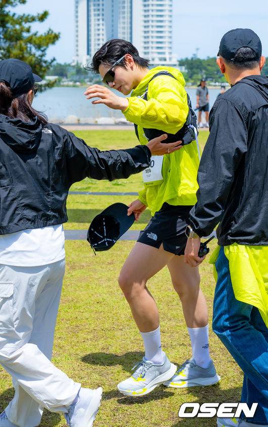 [OSEN=강릉, 민경훈 기자] 가수 겸 배우 차은우와 함께하는 국제 트레일러닝 대회 ‘TNF 100 강원' 행사가 17일 강원도 강릉시 초당동 경포호수광장에서 열렸다.