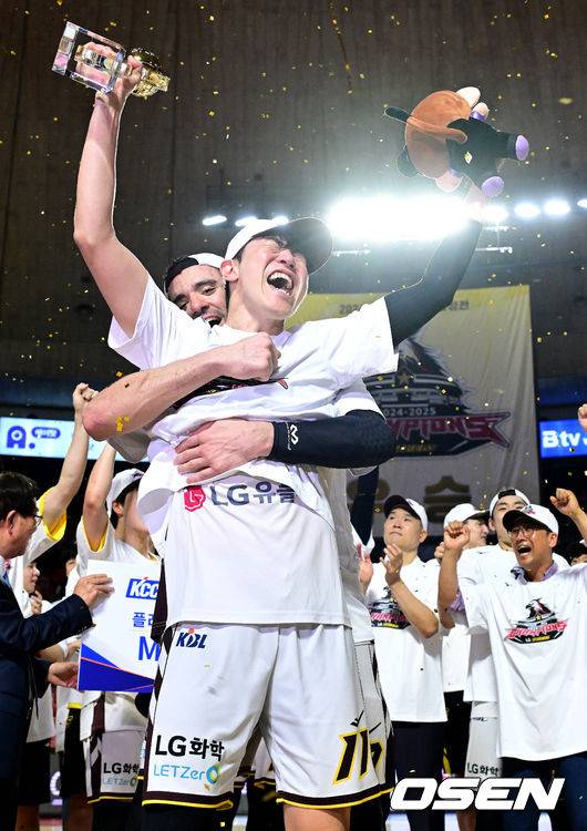[OSEN=잠실학생체, 최규한 기자] 창원 LG가 창단 첫 우승의 영광을 쏘아 올렸다.&nbsp;창원 LG는 17일 서울잠실학생체육관에서 열린 2024-2025 KCC 프로농구 챔피언결정전 7차전서 서울 SK에 62-58로 승리했다.&nbsp;이날 승리로 LG는 지난 1997-1998 KBL 참가 후 창단 처음으로 챔피언결정전 정상에 올랐다.&nbsp;챔피언 결정전 MVP를 차지한 LG 허일영이 환호하고 있다. 2025.05.17 / dreamer@osen.co.kr