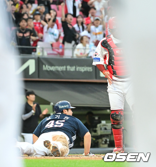 [OSEN=광주, 김성락 기자] 17일 오후 광주 북구 기아챔피언스필드에서 ‘2025 신한 SOL Bank KBO리그’ KIA 타이거즈와 두산 베어스의 더블헤더 2차전 경기가 열렸다.더블헤더 2차전 홈팀 KIA는 양현종, 원정팀 두산은 홍민규를 선발로 내세웠다.2회초 2사 2루 두산 조수행의 안타 때 2루주자 김기연이 홈으로 내달렸지만 KIA 포수 한준수에게 태그아웃되고 있다. 2025.05.17 / ksl0919@osen.co.kr