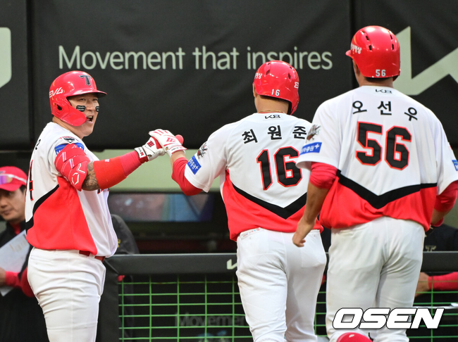 [OSEN=광주, 김성락 기자] 17일 오후 광주 북구 기아챔피언스필드에서 ‘2025 신한 SOL Bank KBO리그’ KIA 타이거즈와 두산 베어스의 더블헤더 2차전 경기가 열렸다.더블헤더 2차전 홈팀 KIA는 양현종, 원정팀 두산은 홍민규를 선발로 내세웠다.3회말 무사 1루 KIA 최원준이 다시 앞서가는 2점 홈런을 날린 뒤 홈에서 최형우와 기쁨을 나누고 있다. 2025.05.17 / ksl0919@osen.co.kr