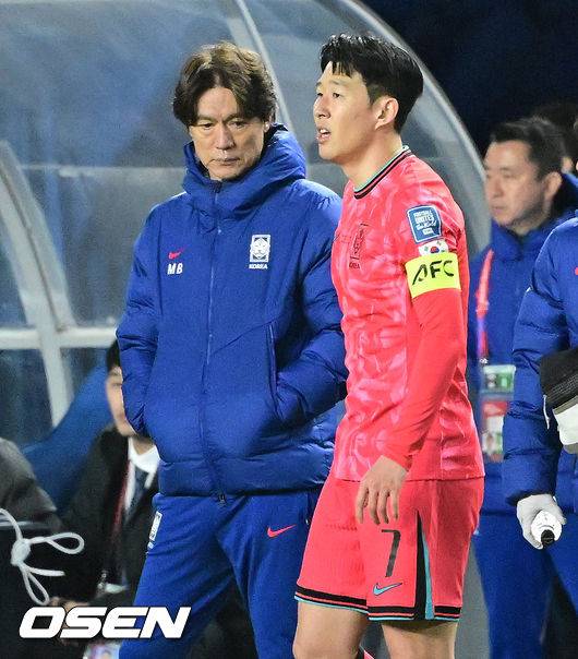 [OSEN=수원, 지형준 기자] 홍명보호가 이번에도 승리하지 못했다. 요르단과 아쉬운 무승부를 거두면서 3경기 연속 승점 1점을 추가하는 데&nbsp;만족해야 했다.홍명보 감독이&nbsp;이끄는 대한민국 축구대표팀은 25일 오후 8시 수원월드컵경기장에서 열린 2026 국제축구연맹(FIFA) 북중미 월드컵 아시아지역 3차 예선 B조 8차전에서 요르단과 1-1로 비겼다.이제 한국은 승점 16(4승 4무)으로 불안한 조 1위를 유지 중이다. 2위 요르단(승점 13), 한 경기 덜 치른 이라크(승점 12)와 격차가 크지 않다. 6월 A매치 결과에 따라 뒤집힐 가능성도 충분하다.후반 대한민국 홍명보 감독이 생각에 잠겨 있다. 2025.03.25 / jpnews@osen.co.kr