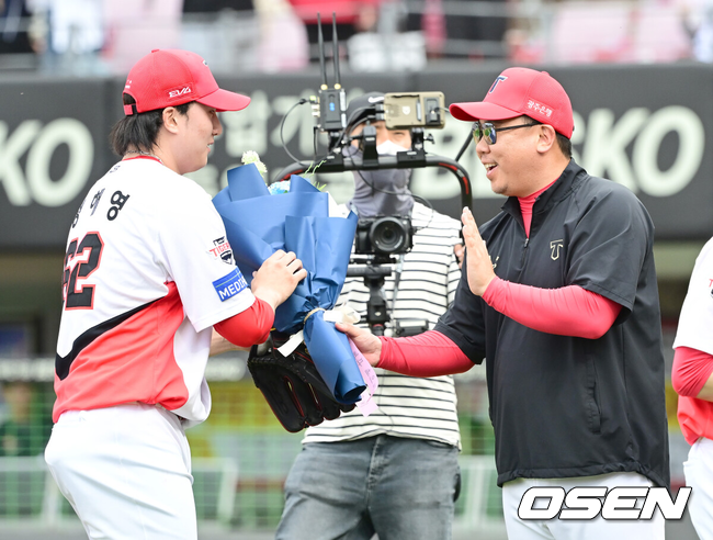 [OSEN=광주, 김성락 기자] KIA 타이거즈 마무리 정해영이 타이거즈의 새 역사가 됐다. KIA는 17일 광주-기아 챔피언스필드에서 열린 2025 신한은행 SOL bank KBO리그 두산 베어스와의 경기를 5-2로 잡았다. 선발 제임스 네일이 7이닝 2실점 호투로 발판을 놓았다. 최형우가 선제타와 투런홈런을 날리며 승리를 이끌었다. 정해영은 9회를 무실점으로 막고 통산 133세이브를 달성, 선동열이 보유한 132세이브를 넘었다. 경기 종료 후 KIA 이범호 감독이 정해영에게 꽃다발을 전달하고 있다. 2025.05.17 / ksl0919@osen.co.kr