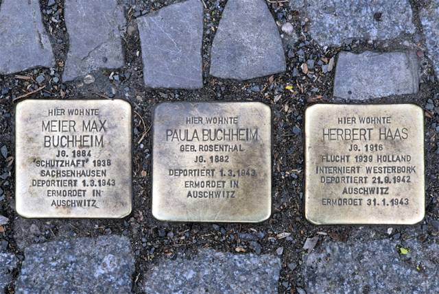 ▲ 아우슈비츠로 끌려가 숨진 희생자를 기리는 동판 걸림돌(Stolperstein). 유럽에는 독일을 비롯한 18개국에서 약 10만 개의 걸림돌이 희생자의 옛집 가까이에 놓여 있다. Ⓒ김재명