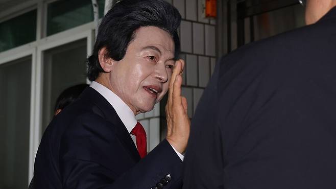 16일 오후 경기 의정부시 가능동 의정부지방법원에서 사기와 정치자금법 위반 등의 혐의를 받는 허경영 국가혁명당 명예대표가 구속 전 피의자 심문에 앞서 취재진 질문에 답변하고 있다. 연합뉴스