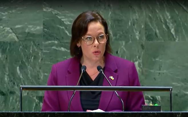 마리아 말메르 스테네르가드 스웨덴&nbsp;외교부 장관. 사진은 2024년 9월 유엔 총회에 참석해 연설하는 모습. 유엔 홈페이지
