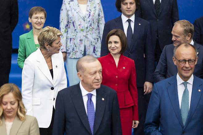 16일(현지시간) 알바니아 티라나에서 열린&nbsp;유럽정치공동체(EPC) 정상회의 참석자들이 기념촬영을 하고 있다.&nbsp;앞줄 왼쪽부터&nbsp;조르자 멜로니 이탈리아 총리, 레제프 타이이프 에르도안 튀르키예 대통령, 프리드리히 메르츠 독일 총리. EPA연합뉴스