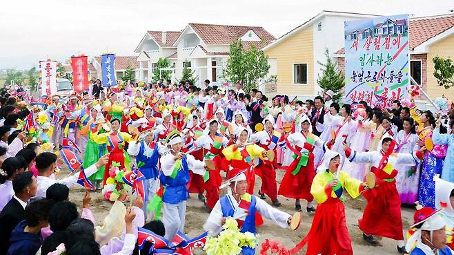 북한 노동당 기관지 노동신문은 12일 당에 있어서 "인민의 요구와 이익은 그 어떤 경우에도 최우선시하고&nbsp;그 어떤 대가를 치러도 반드시 실현해야 할 최대의 중대사"라며 "당 정책에는 인민의 꿈과 소원, 이상과&nbsp;요구가 반영돼 있으며 그것은 언제나 인민의 복리와 권익을 위함에 지향되어 있다"라고 선전했다.