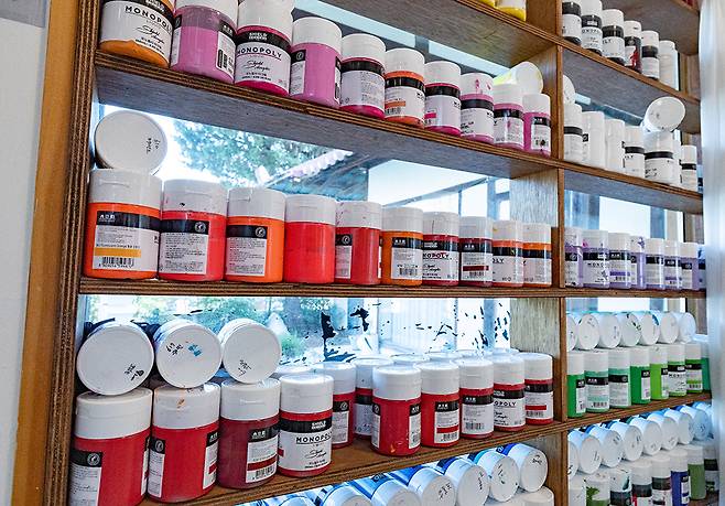 강원도 강릉시 홍제동 글씨당에 김소영 작가가 사용하는 형형색색의 아크릴 물감들이 놓여 있다.