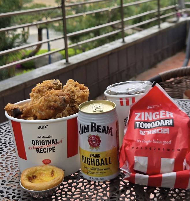 버번 위스키 브랜드 ‘짐빔’의 하이볼과 ‘KFC’의 메뉴들로 구성해본 한상. 버번 위스키와 프라이드 치킨은 프랑스 왕조와 스코틀랜드로 연결되는 뿌리를 갖고 있다.