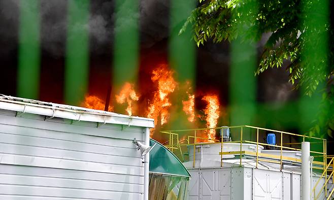 17일 광주 광산구 소촌동 금호타이어 광주공장에서 화재가 발생한 가운데 불길이 치솟고 있다. 뉴시스