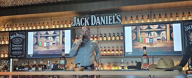 지난 15일 서울 강남구 논현동 본사에서 진행된&nbsp;기자간담회서 잭 다니엘스의 마스터 디스틸러 ‘크리스 플렛처(Chris Fletcher)’가 잭 다니엘스 브랜드의 기원과 전통을 설명했다. 박윤희 기자