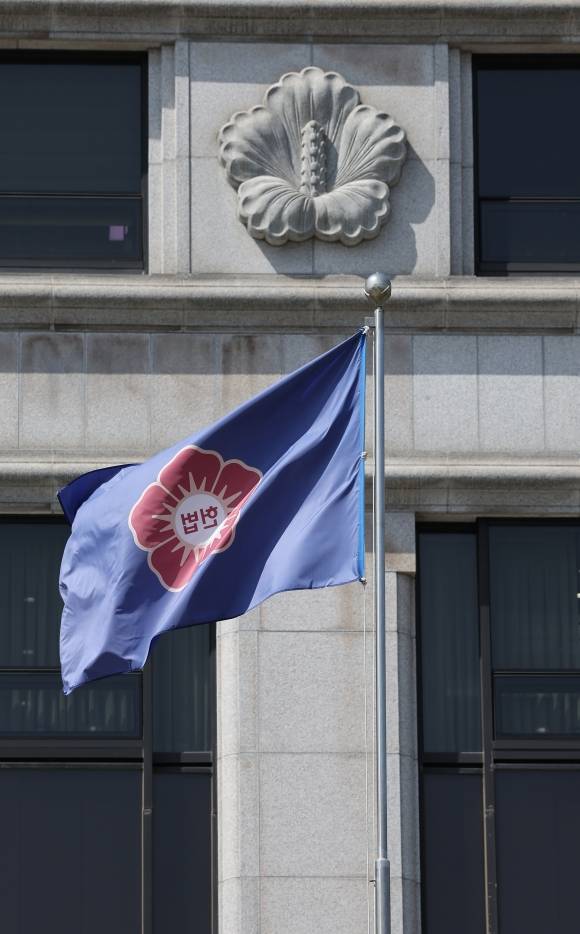 서울 종로구 헌법재판소에 게양된 깃발이 바람에 휘날리고 있다.  연합뉴스