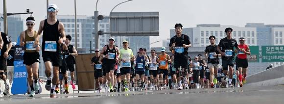 2025 서울신문하프마라톤이 열린 17일 서울 마포구 가양대교에서 참가자들이 힘차게 달리고 있다. 2025.5.17 오장환 기자