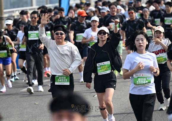 2025 서울신문하프마라톤이 열린 17일 서울 마포구 가양대교에서 참가자들이 힘차게 달리고 있다. 2025.5.17 오장환 기자