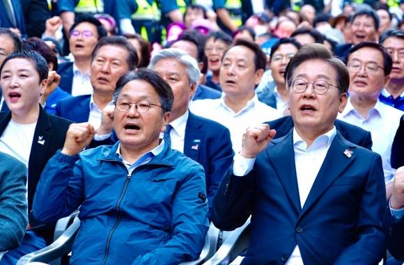 17일 광주시 동구 금남로 일대에서 열린 ‘ ‘제45주년 5·18민주화운동 전야제’에서 이재명 더불어민주당 대선후보와 강기정 광주시장 등 참석자들이 ‘임을 위한 행진곡’을 제창하고 있다. 광주광역시 제공