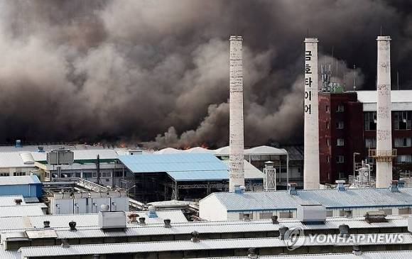 17일 금호타이어 광주공장 화재로 검은 연기가  밤새 치솟고 있다.  (연합뉴스 제공)