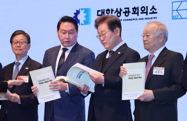 이재명 더불어민주당 후보가 지난 8일 경제5단체장 간담회에 참석해 받은 정책 제언집을 살펴보고 있다. 왼쪽부터 윤진식 한국무역협회 회장, 최태원 대한상공회의소 회장, 이 후보, 손경식 한국경영자총협회장.연합뉴스