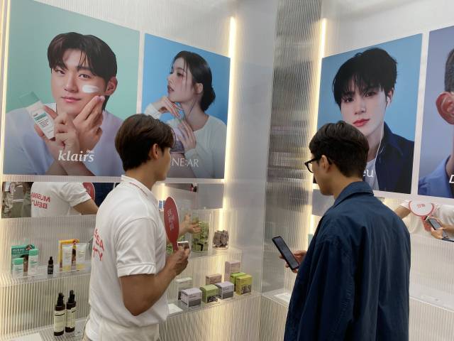 남성 고객이 무신사 뷰티 팝업스토어 내 '오직 무신사 뷰티존'에서 이너 뷰티 및 클렌징 상품을 구경하고 있다. 김남명 기자