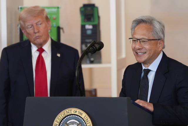지난달 30일(현지 시간) 미 워싱턴 백악관 크로스 홀에서 열린 미국 투자 관련 행사에서 도널드 트럼프(왼쪽) 대통령이 젠슨 황 엔비디아 CEO의 발언을 경청하고 있다. AP연합뉴스