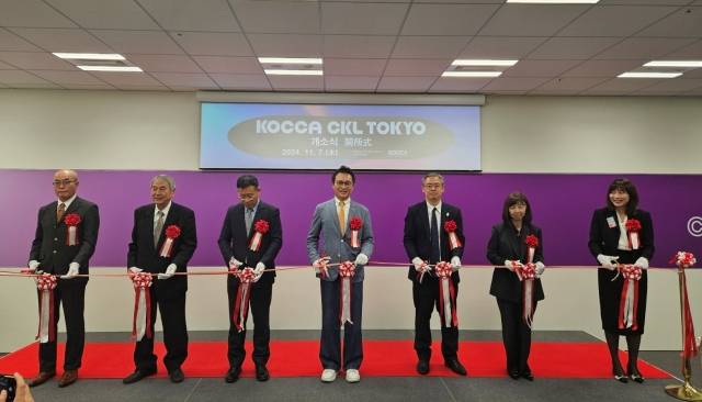 한국콘텐츠진흥원 일본 도쿄비즈니스센터 내 ‘K콘텐츠 기업지원센터’ 개소식이 지난해 11월 7일 진행중이다. 왼쪽 두번째부터 일본 영상산업진흥기구(VIPO)마츠타니 타카유키 이사장, 주일 한국문화원 공형식 원장, 한국콘텐츠진흥원 유현석 원장직무대행, 경제산업성 사에키 노리히코 과장. 사진 제공=문체부