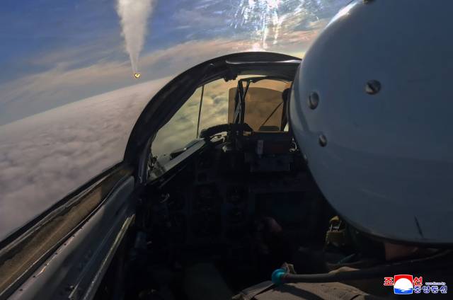 김정은 북한 국무위원장이 지난 15일 제1공군사단 관하 비행연대를 방문해 공군 반항공(방공)전투 및 공습 훈련을 지도했다고 조선중앙통신이 17일 보도했다. 연합뉴스