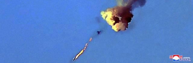 김정은 북한 국무위원장이 지난 15일 제1공군사단 관하 비행연대를 방문해 공군 반항공(방공)전투 및 공습 훈련을 지도했다고 조선중앙통신이 17일 보도했다. 연합뉴스