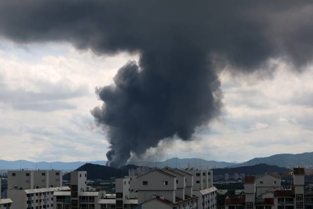 17일 광주 광산구 금호타이어 광주공장에서 불이 나 검은 연기가 치솟고 있다. 연합뉴스