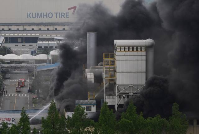 17일 광주 광산구 금호타이어 광주공장에서 불이 나 검은 연기가 치솟고 있다. 광주=오승현 기자