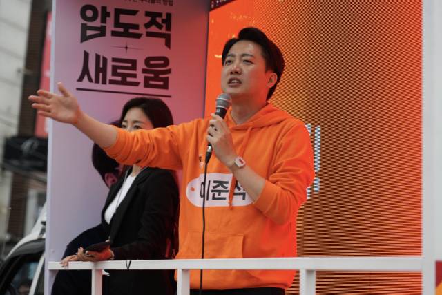 이준석 개혁신당 대선 후보가 17일 서울 성동구 성수동 카페거리에서 유세를 하고 있다. 사진제공=이준석 캠프