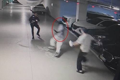 10일 충남 천안시 서북구 두정동의 한 아파트 단지 지하 주차장에서 ‘차털이’ 범죄를 저지르려던 청년(붉은 색 원 표시)이 경찰과 주민 사이에서 도주를 시도하고 있다. 연합뉴스