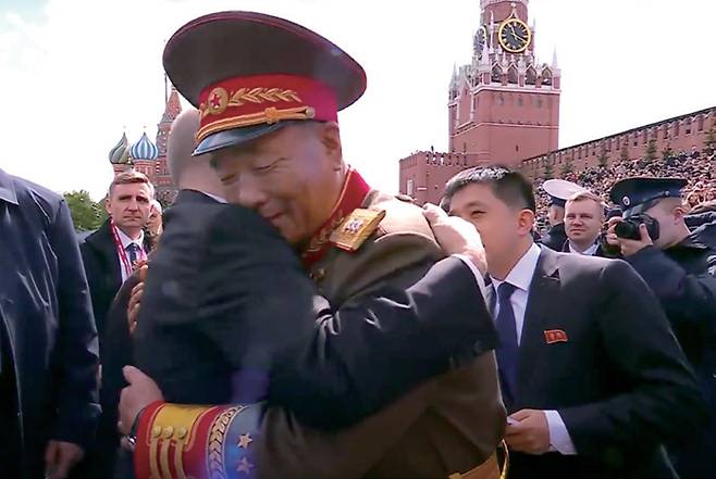 러시아 붉은광장에서 제2차 세계대전 승리 80주년을 기념하는 대규모 열병식이 열린 가운데, 블라디미르 푸틴 러시아 대통령(왼쪽)과 김영복 조선인민군 총참모부 부총참모장(상장)이 포옹하고 있다. ⓒ리아노보스티 방송