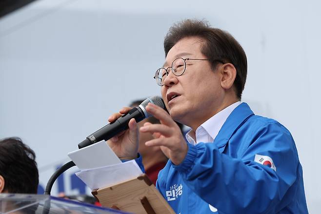 이재명 더불어민주당 대선후보가 16일 전북 익산시 익산역 동부광장에서 열린 유세에서 지지를 호소하고 있다. ⓒ연합뉴스