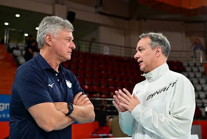 헤난 달 조토 대한항공 감독과 마우리시오 파에스 우리카드 감독. KOVO 제공