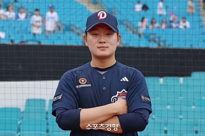 두산 김택연이 2일 대구 삼성라이온즈파크에서 경기를 앞두고 포즈를 취하고 있다. 정효진 기자
