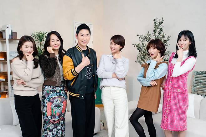 SBS Plus·E채널 예능 ‘솔로라서’ 제작발표회에서 포즈를 취하고 있는 황정음(왼쪽에서 네 번째)과 출연진. 사진 SBS Plus·E채널