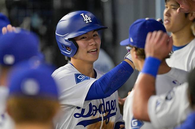 ▲ 득점한 뒤 더그아웃에서 환영받는 김혜성 ⓒ연합뉴스