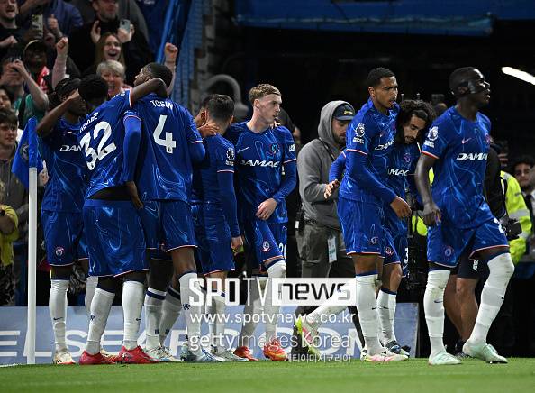 맨체스터 유나이티드는 영국 런던 스탬포드브릿지에서 열린 2024-25시즌 프리미어리그 27라운드에서 첼시에 0-1로 졌다. 노팅엄 포레스트(0-1 패)전부터 맨체스터 시티(0-0 무), 뉴캐슬 유나이티드(1-4 패), 울버햄튼(0-1 패), 본머스(1-1 무), 브랜트포드(3-4 패), 웨스트햄(0-2 패)전을 넘어 이날까지 패배하면서 3연패에 8경기 동안 이기지 못하며 최악의 시즌을 보내고 있다. 현재 맨체스터 유나이티드에 유일한 위안은 유럽축구연맹(UEFA) 유로파리그(UEL) 결승전이다. 주중 스페인 빌바오에서 토트넘과 만나 유로파리그 트로피를 위해 싸운다. 상대 팀 토트넘은 맨체스터 유나이티드보다 한 시간 정도 일찍 경기를 치렀는데, 이들도 애스턴 빌라에 0-2로 져 반등에 실패했다