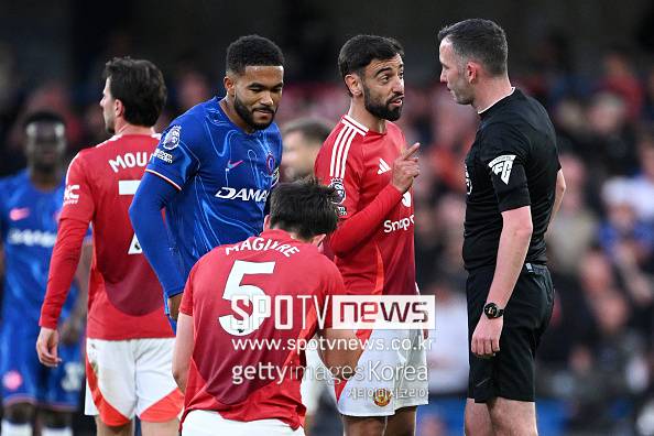 맨체스터 유나이티드는 영국 런던 스탬포드브릿지에서 열린 2024-25시즌 프리미어리그 27라운드에서 첼시에 0-1로 졌다. 노팅엄 포레스트(0-1 패)전부터 맨체스터 시티(0-0 무), 뉴캐슬 유나이티드(1-4 패), 울버햄튼(0-1 패), 본머스(1-1 무), 브랜트포드(3-4 패), 웨스트햄(0-2 패)전을 넘어 이날까지 패배하면서 3연패에 8경기 동안 이기지 못하며 최악의 시즌을 보내고 있다. 현재 맨체스터 유나이티드에 유일한 위안은 유럽축구연맹(UEFA) 유로파리그(UEL) 결승전이다. 주중 스페인 빌바오에서 토트넘과 만나 유로파리그 트로피를 위해 싸운다. 상대 팀 토트넘은 맨체스터 유나이티드보다 한 시간 정도 일찍 경기를 치렀는데, 이들도 애스턴 빌라에 0-2로 져 반등에 실패했다