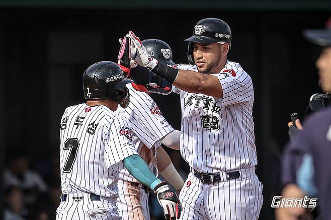 ▲ 롯데 레이예스가 3점홈런을 터뜨리고 동료들과 환호하고 있다. ⓒ롯데 자이언츠