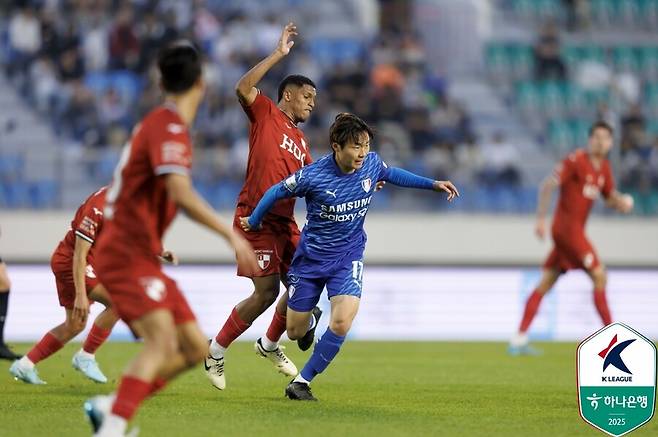 ▲ 수원이 부산 원정에서 다득점 승리로 무패 행진에 안착했다 ⓒ한국프로축구연맹