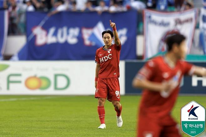 ▲ 부산은 손석용이 킥오프 휘슬이 울리자마자 득점했지만 곧바로 퇴장을 당해 수적 열세에서 경기를 해야 했다 ⓒ한국프로축구연맹