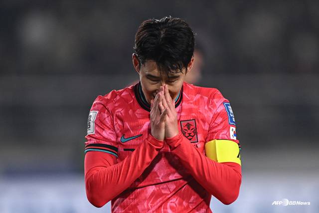 경기 도중 손흥민이  아쉬운 표정을 짓고 있다. /AFPBBNews=뉴스1