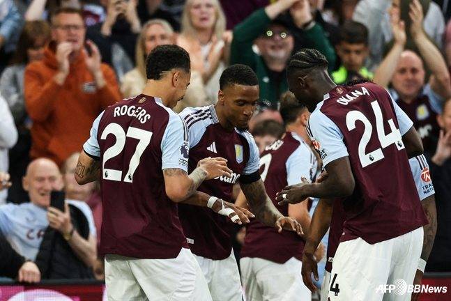 아스톤 빌라가 17일 오전 3시 30분(한국시간) 영국 버밍엄의 빌라 파크에서 열린 2024~2025시즌 잉글랜드 프리미어리그(EPL) 38라운드에서  토트넘 홋스퍼를 상대로 선제골을 넣고 세리머니하고 있다. /AFPBBNews=뉴스1