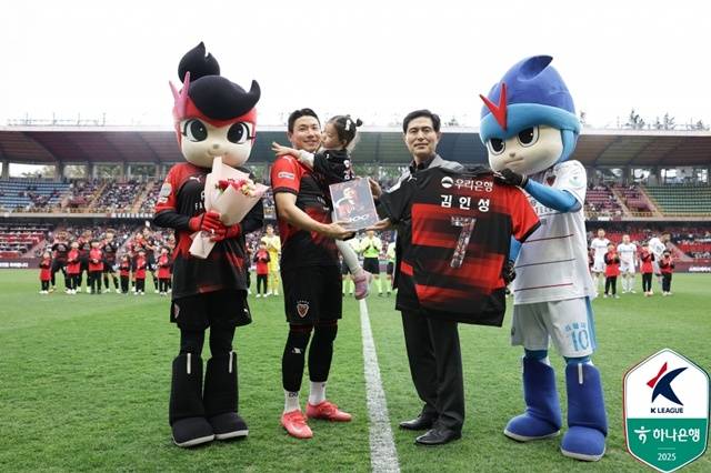 지난 달에 진행된 김인성의 K리그 통산 300경기 출장 기념식. /사진=한국프로축구연맹 제공
