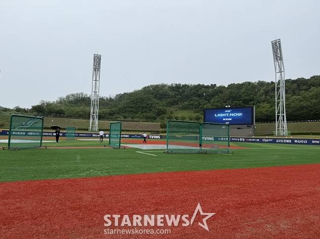 16일 NC 다이노스와 키움 히어로즈의 경기가 열리는 울산 문수야구장에 비가 내리고 있다. /사진=양정웅 기자
