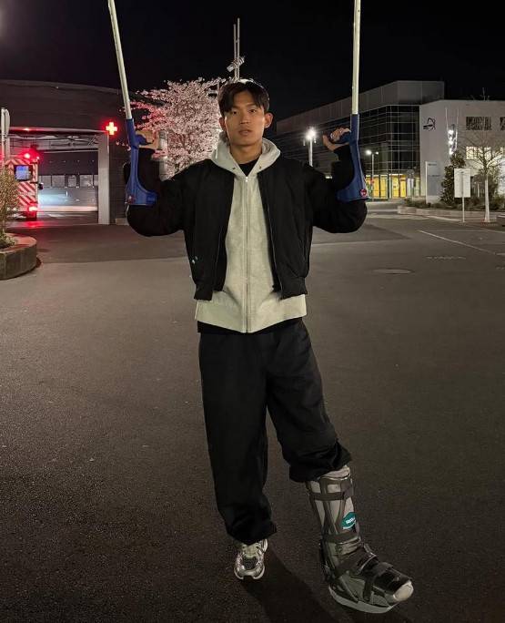 정우영이 발목 인대 수술 후 사진을 찍은 모습. /사진=정우영 공식 SNS 갈무리