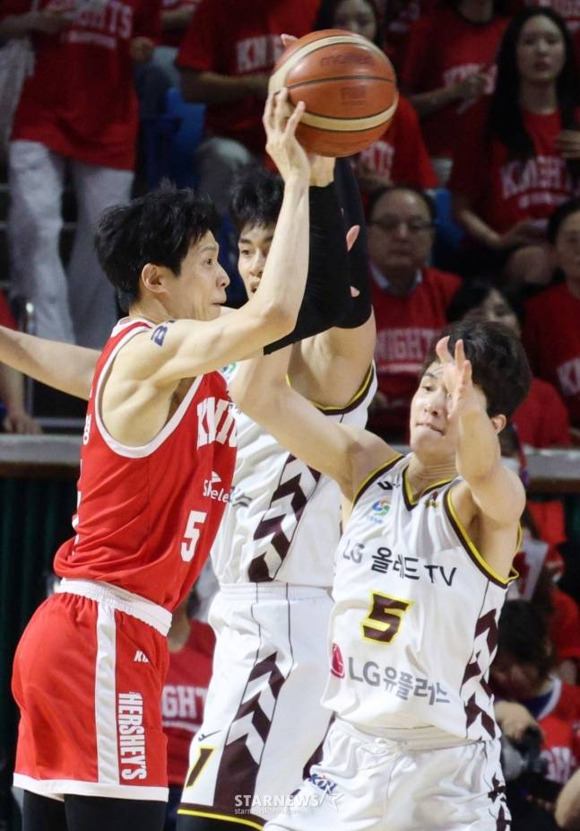 김선형(왼쪽)이 패스 줄 곳을 차고 있다. /사진=김진경 대기자