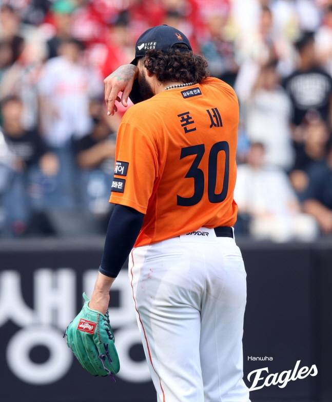 한화 폰세가 17일 SSG와 더블헤더 1차전에서 17번째 삼진을 잡아내 류현진과 타이 기록을 세운 뒤 눈물을 흘리고 있다. /사진=한화 이글스 제공