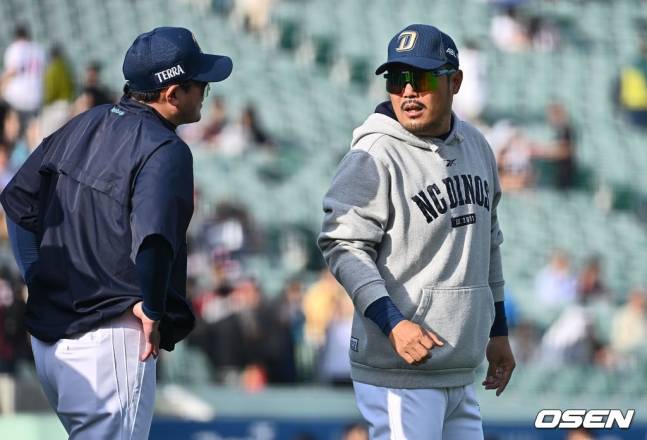 NC 이호준 감독(오른쪽).